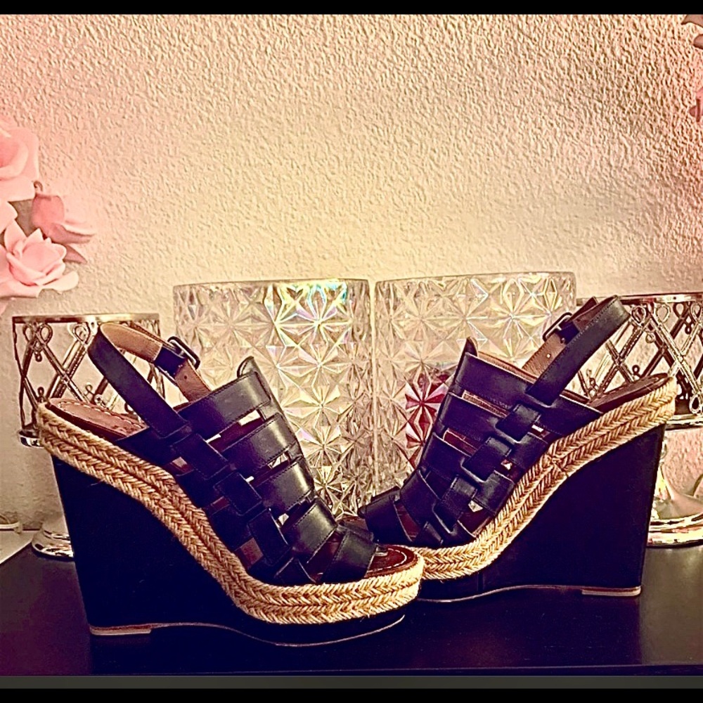 ⭐️ ⭐️ AUTHENTIC ⭐️⭐️ Christian Louboutin 💋👠